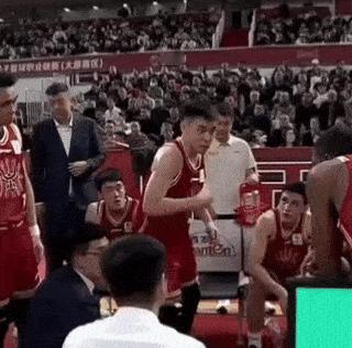 我没看错吧！山西暂停时，潘江指导并没有给球员布置战术，而是让贾明儒来教迪亚洛挥肘