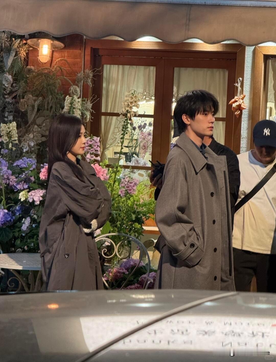 5月18日，白鹿否认与周翊然恋情！昨天还在说白鹿在跑男跟李昀锐主动贴贴，是想跟