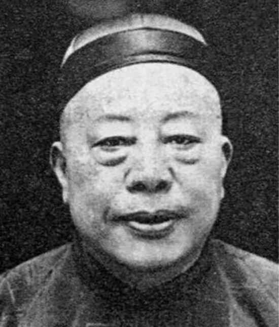 1953年，黄金荣的葬礼上，只有9桌酒席，17个门徒前来为其送葬。这场景，冷