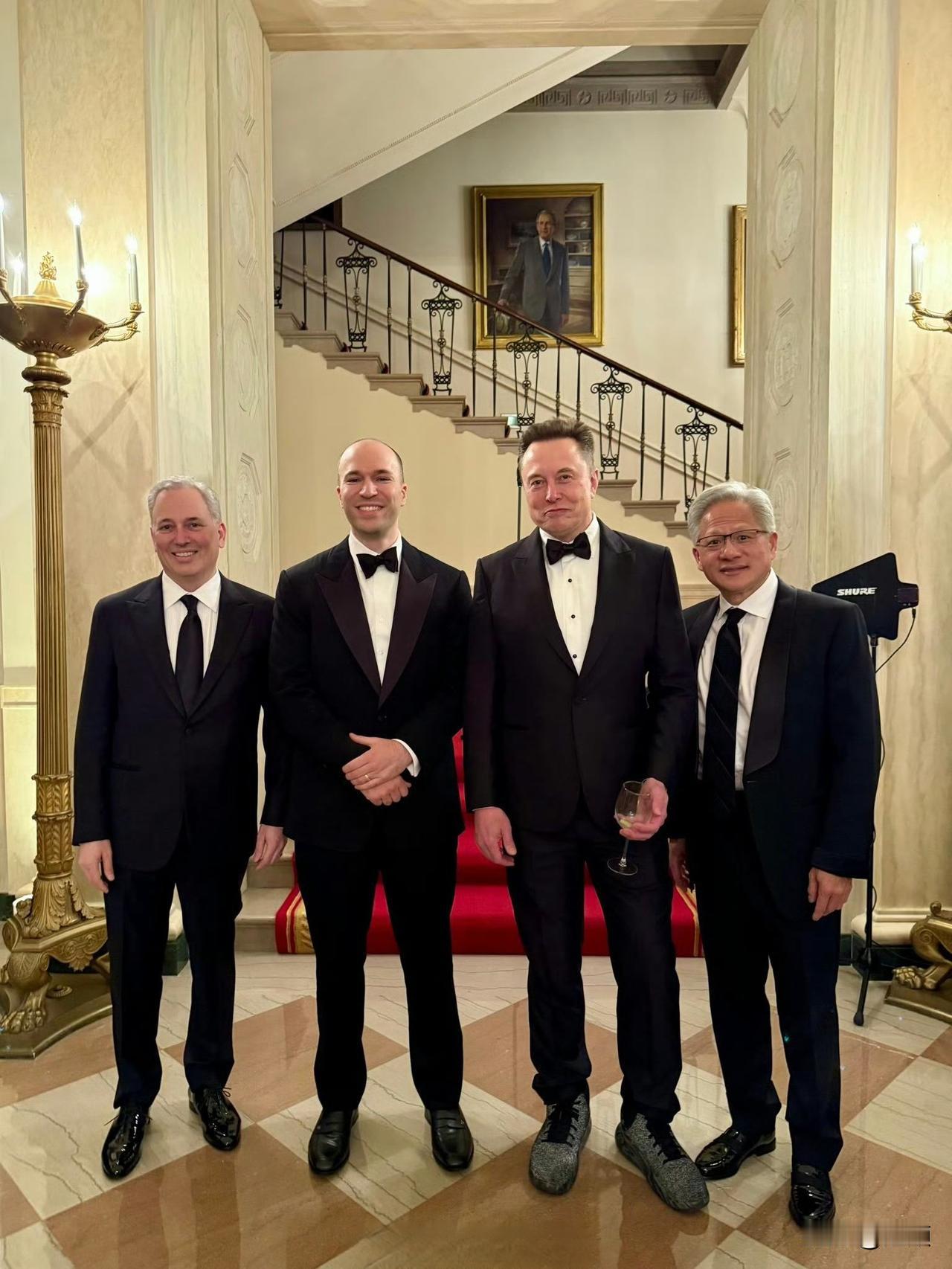 “马大脚”—马斯克，受邀参加白宫宴请晚宴的科技达人合影，马斯克的鞋成为亮点。马