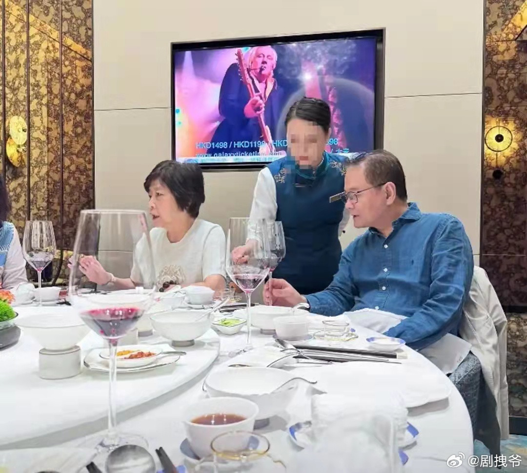 林心如父母曝光，林爸1米8高个显年轻帅气，与林妈复婚后很亲密！​​​
