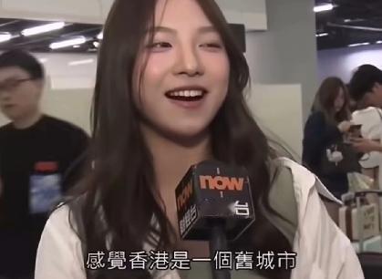 香港网民被重庆女孩子搞崩溃了！2026年4月，一名重庆女游客在香港接受当地媒体