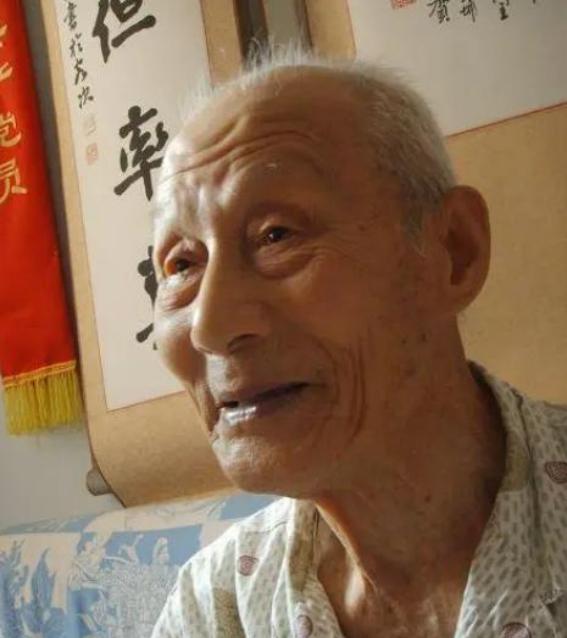 1983年，夏部长盯着一位穿着军裤的农民观看了很久开口询问：“您参加过开国大典吗