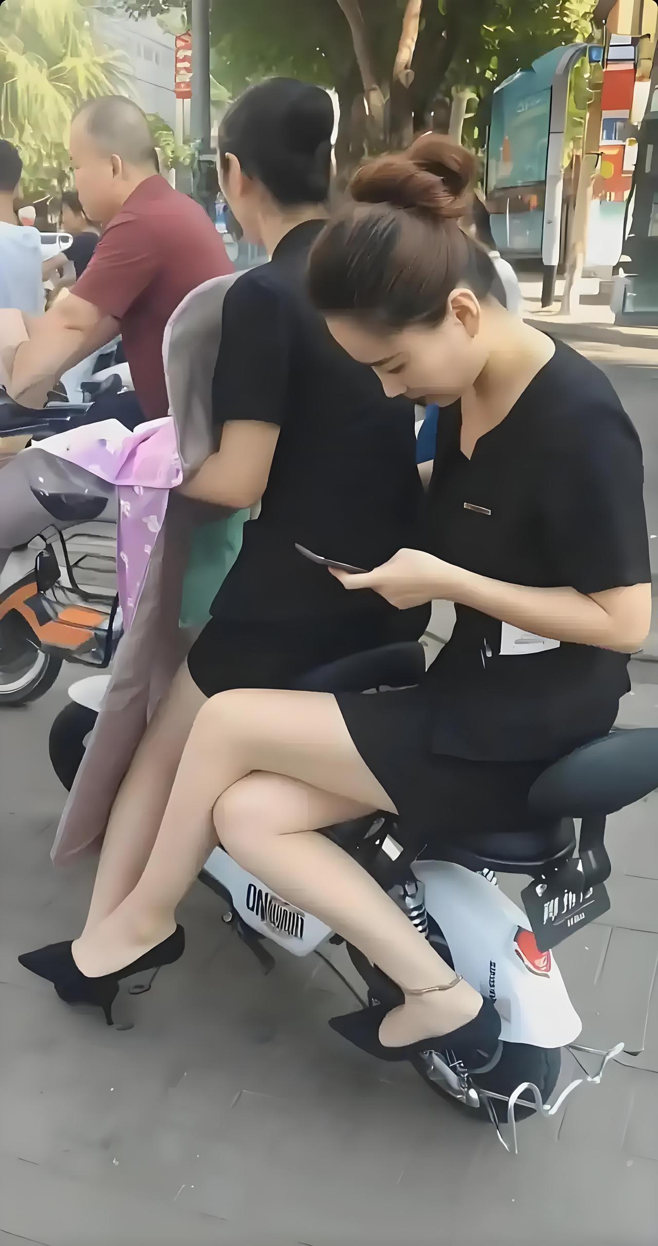 网上认识一个女孩子聊了很长时间，我们彼此都有好感。情人节的时候，她突然找我借25