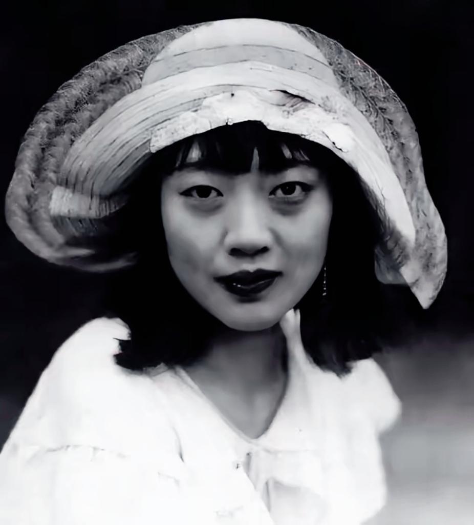 她最后是活活臭死的，大小便失禁，躺在自己的屎尿里，浑身烂疮，41岁的女人，瘦得像