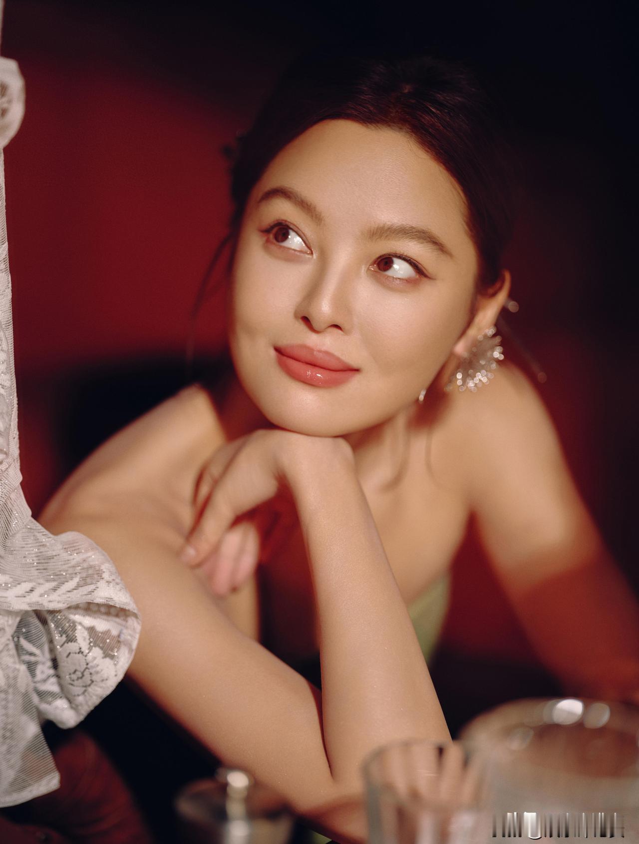 辛芷蕾片酬涨到2000万了，没人炒她热搜，她怎么就突然这么值钱了？昨天刷到一条