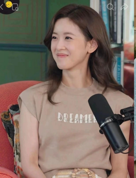 看章泽天做播客，让我们感觉到阶级存在与距离。她的“轻松起步”，本质