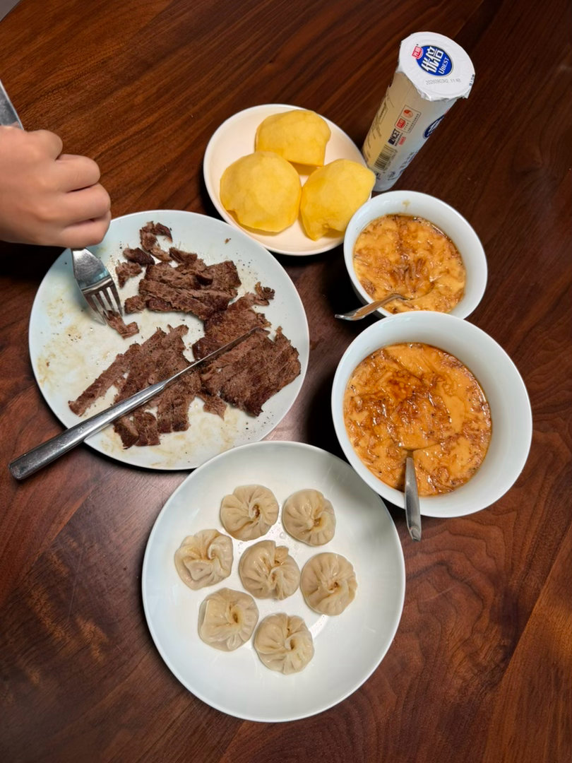 自己做饭成本其实很高自己做早餐，比在外面吃贵。但是晚餐，自己做比在饭店吃便宜。
