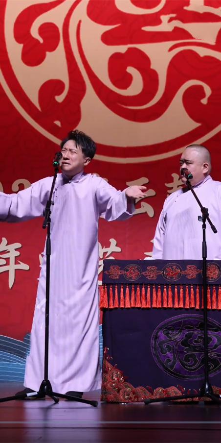 张鹤擎太原拿师父郭德纲调侃，郭德纲惊喜登台敲托，张鹤擎一个滑跪搞定师父！德云社太