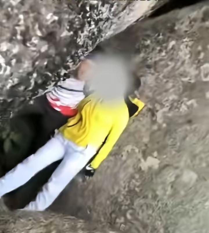 她跳下去那一刻，朋友全傻了……江西南昌，一女子和朋友去爬山，爬着爬着突然兴起