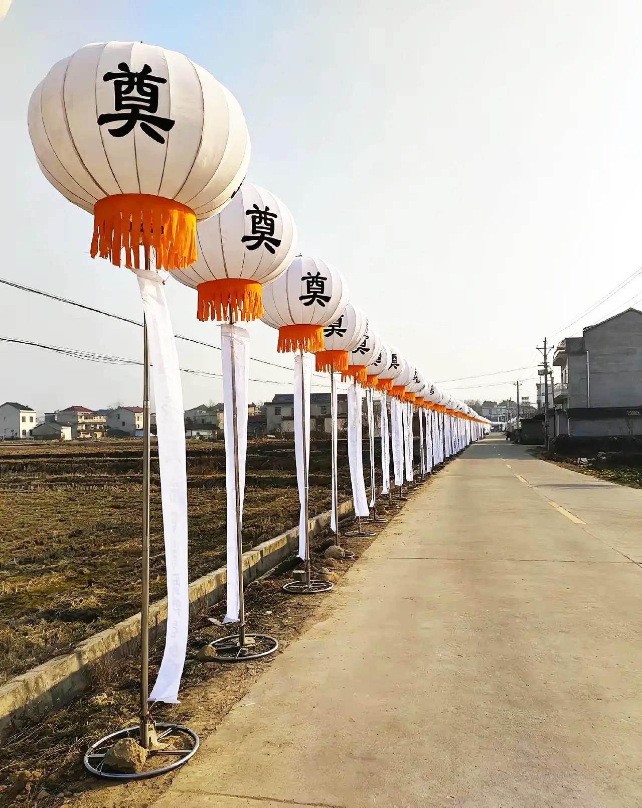 湖南祁东百米白事灯笼占马路这事，必须一查到底，绝不能拆完就了事！移风易俗喊了