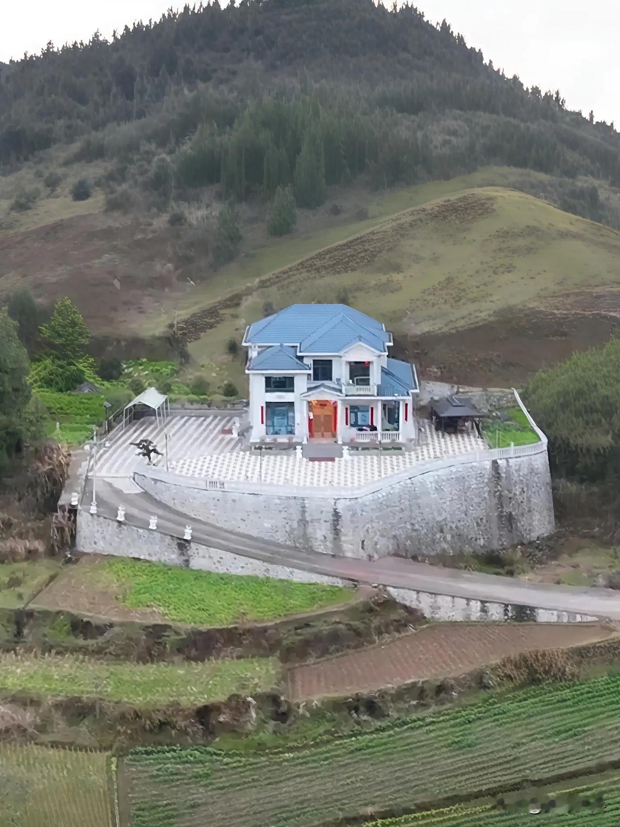 澳门1位土豪花180万来大陆深山买地建房，一共花了300多万建成的别墅，享受退休