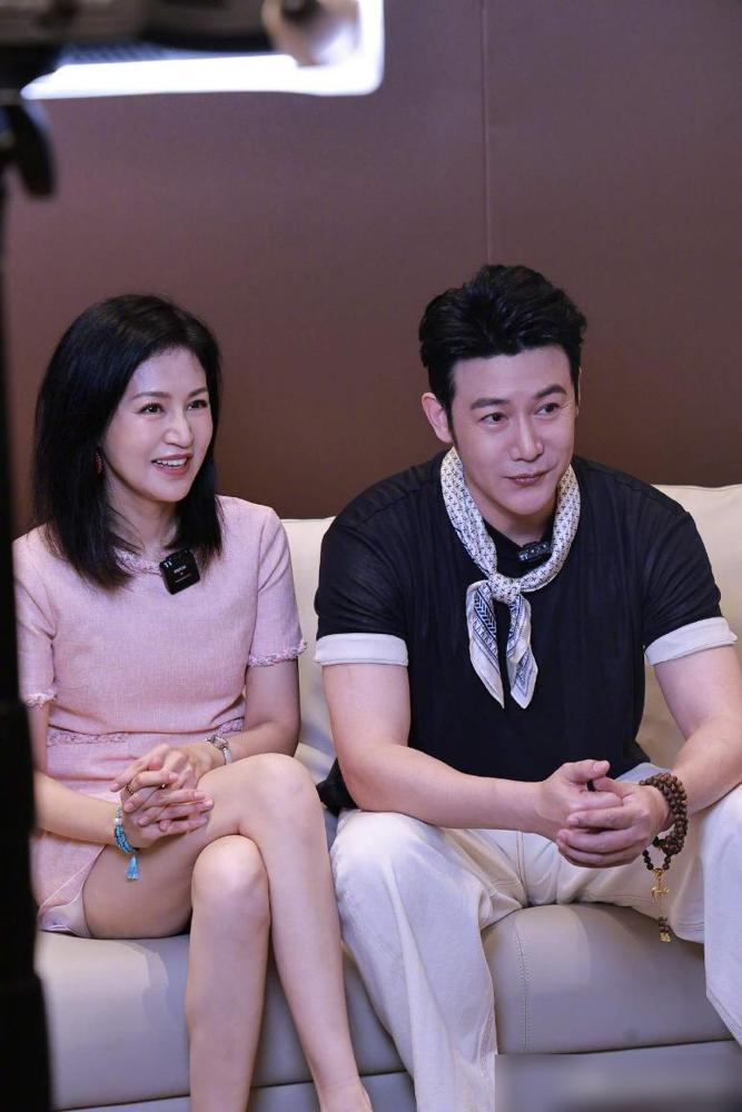 中年夫妻分床睡？看到一次综艺采访陆毅夫妇，主持人问：“你们还睡一张床？”陆毅不解