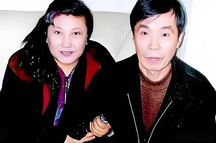 2005年，高秀敏突发疾病去世，留下了长春、北京、珠海的七套房子和巨额的存款，长