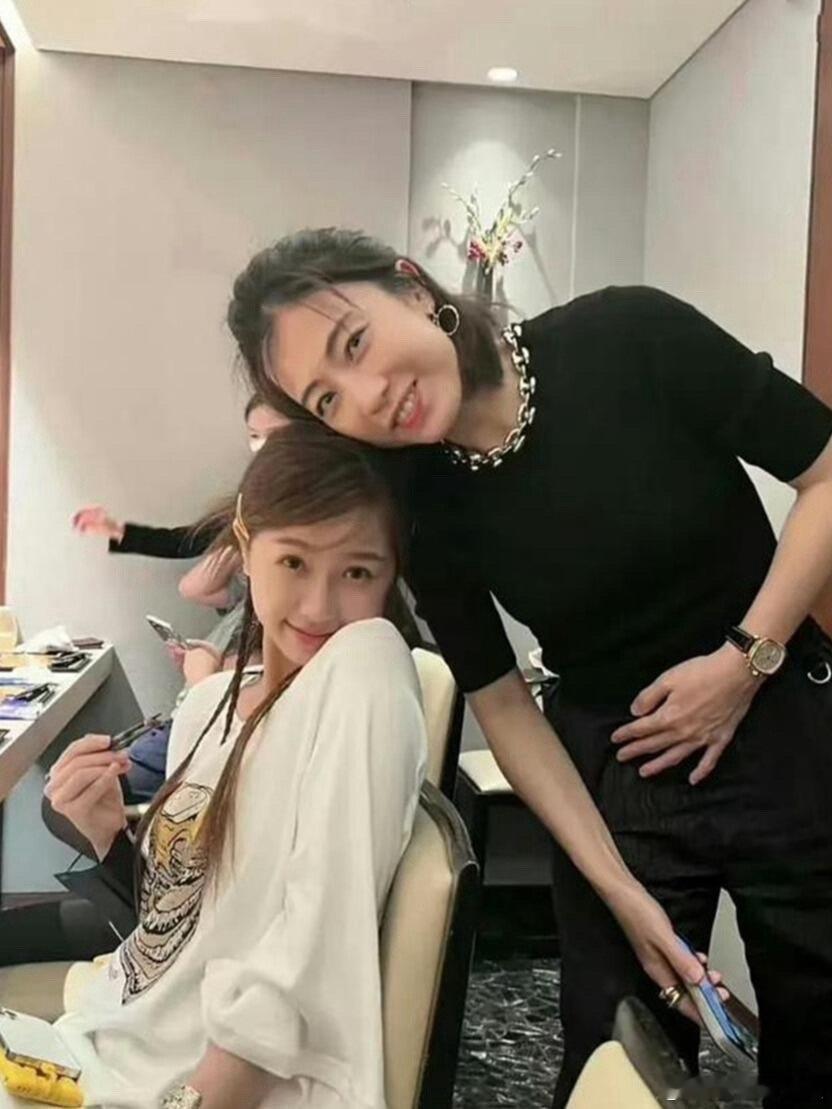香港女首富甘比跟虞书欣合影，虞书欣都坐着的，人脉很广啊老潘财商发声明​​​
