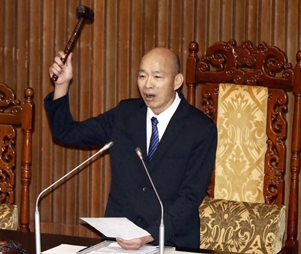 台“立法院长”韩国瑜今日出席记者会时响应，“立法院”、“行政院”卓荣泰完全观念错