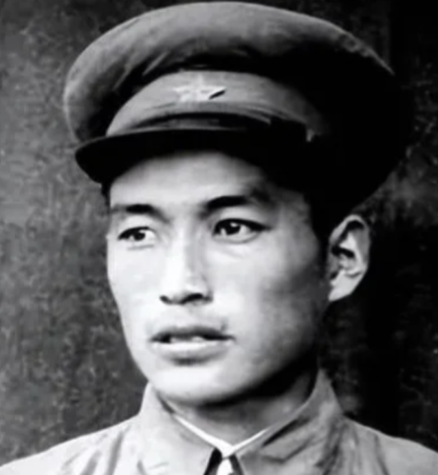 1949年，3名侦察员误入一间破旧牛棚，一名战士刚躺下，突然一阵疼痛，伸手往草堆
