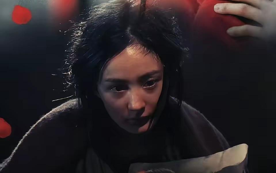 说实话，杨幂在《酱园弄》中饰演的王许梅着实令人眼前一亮。《酱园弄》在奖项方面一
