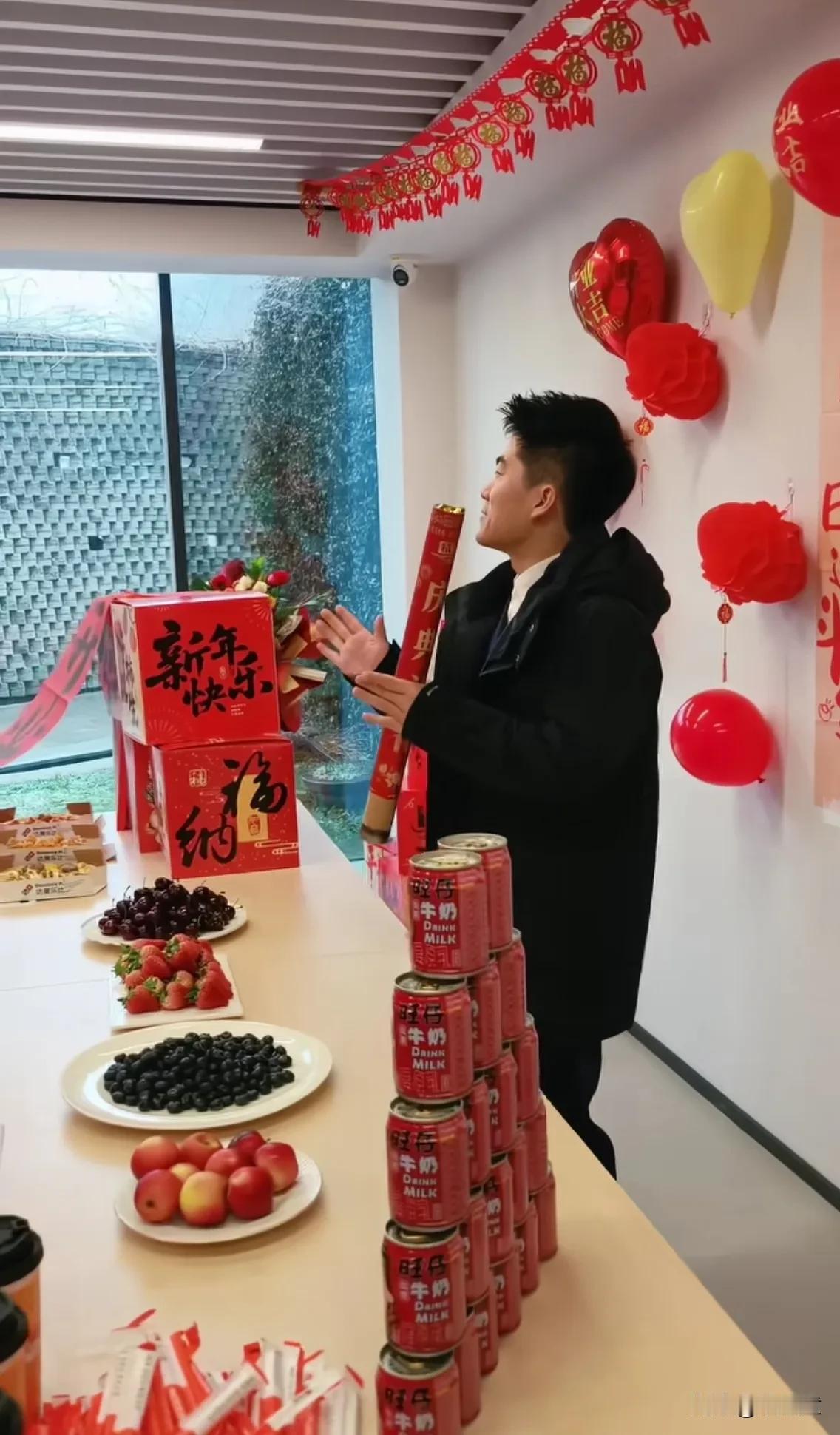 事实证明，谁遇到董宇辉都很幸运，尤其是他的家人，他的员工！他在北京有公司，又一