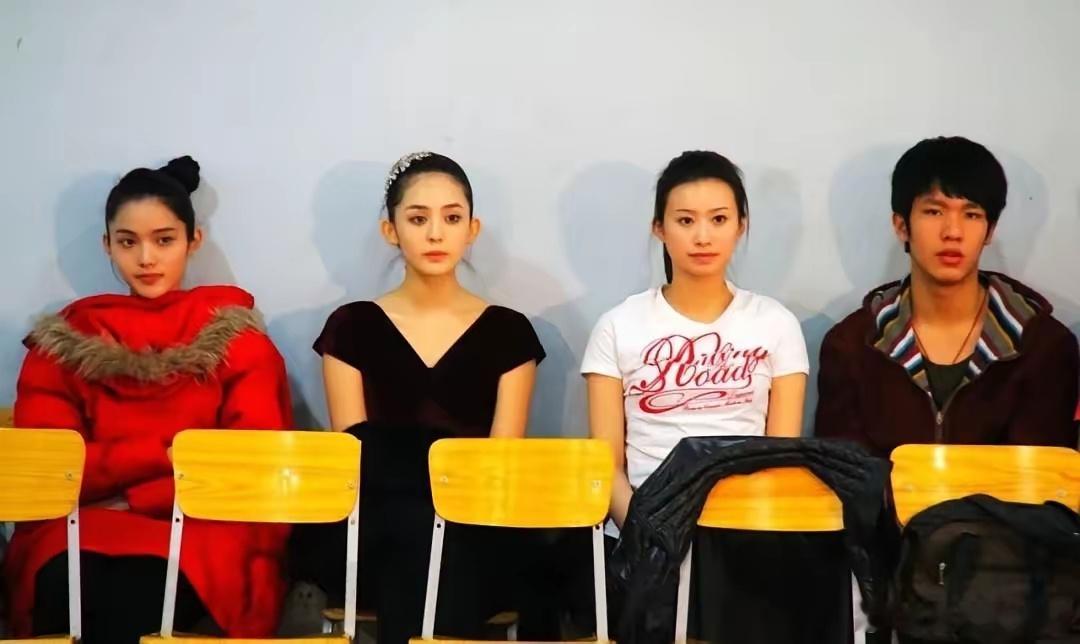 古力娜扎绝对是美女中的美女看图片，其实旁边两位也是美人胚子但是一和娜扎同框，颜值立马不显眼了你看右边
