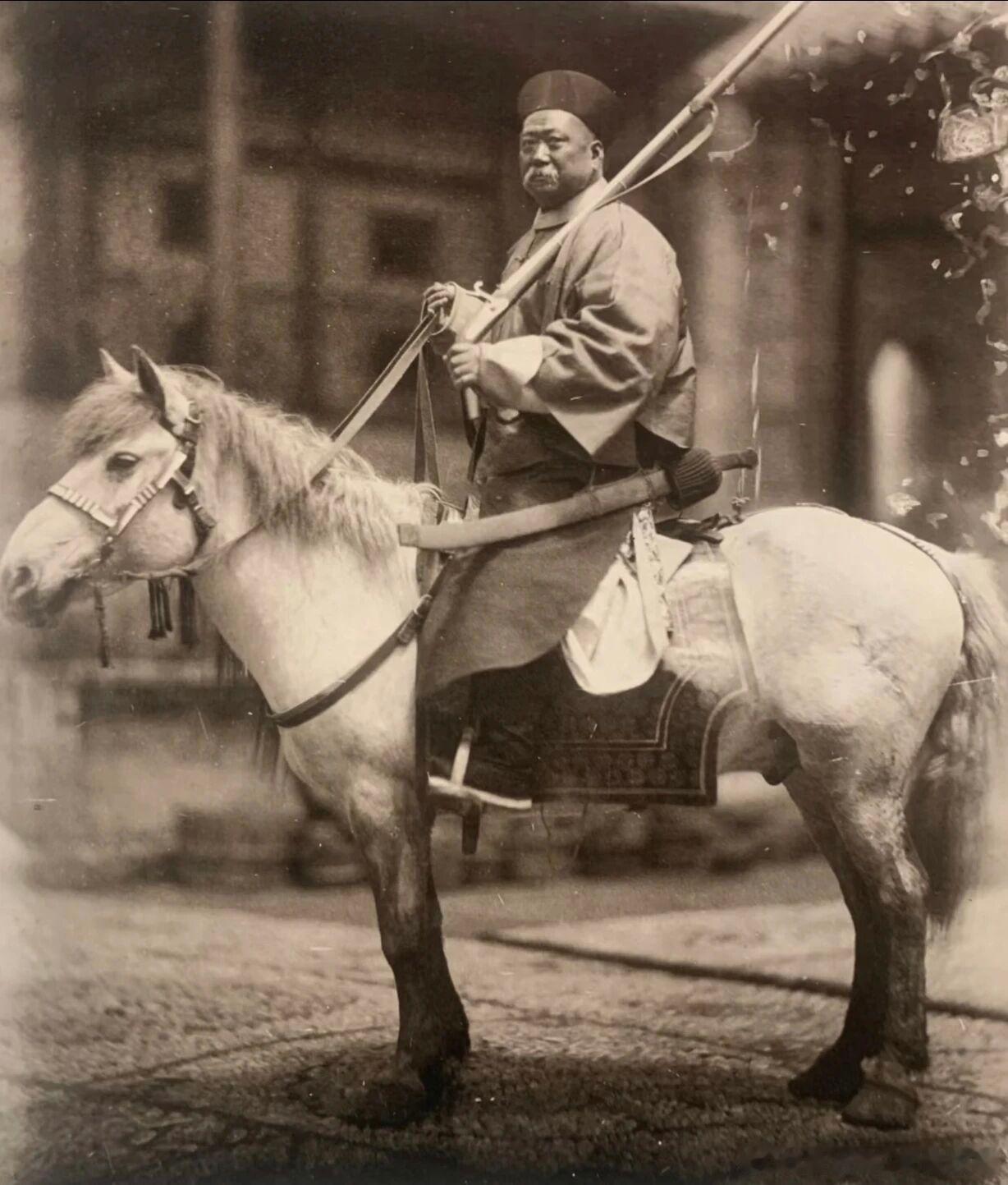 历史老照片清末，帮办海军大臣善庆佩腰刀扛枪骑马影像佩刀也有与遏比