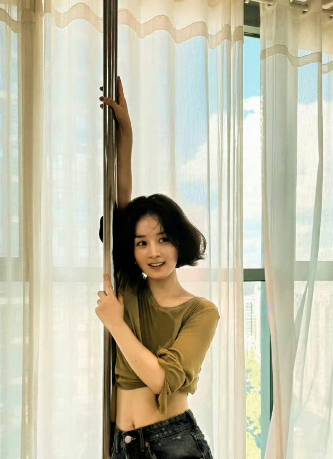 颖宝为角色玩命练钢管舞，戏份被砍却火出圈！刷到颖宝跳钢管舞的照片，我