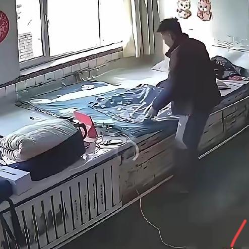 泪崩，辽宁男子远在天津打工，家中父母早已过世，明知家里没人，但是他仍然倔强的驱车