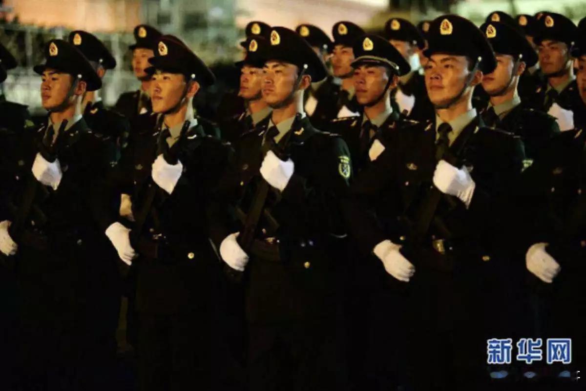致敬中国军人中国仪仗队三次亮相莫斯科红场，2015年首秀被称为“中国第一男团”