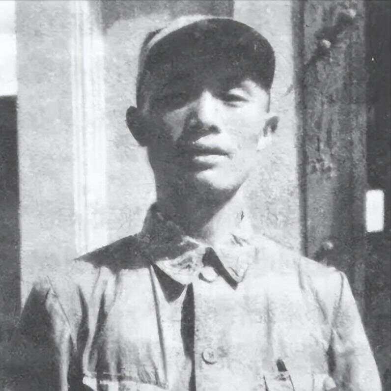 钟伟的资历和战功显赫，授予少将到底冤不冤？说起钟伟这个人，在一些老军人心中，他