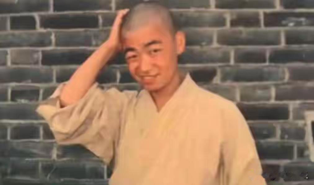 王宝强的青涩照，外表憨厚的他如今成就高，也是幸运的男儿一枚。