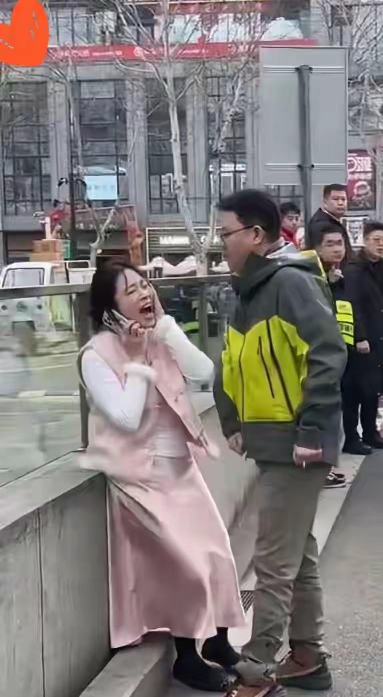 扬州这个加塞女被打是真不值得同情，自己加塞剐蹭别人车了还无理取闹，口无遮拦真是活