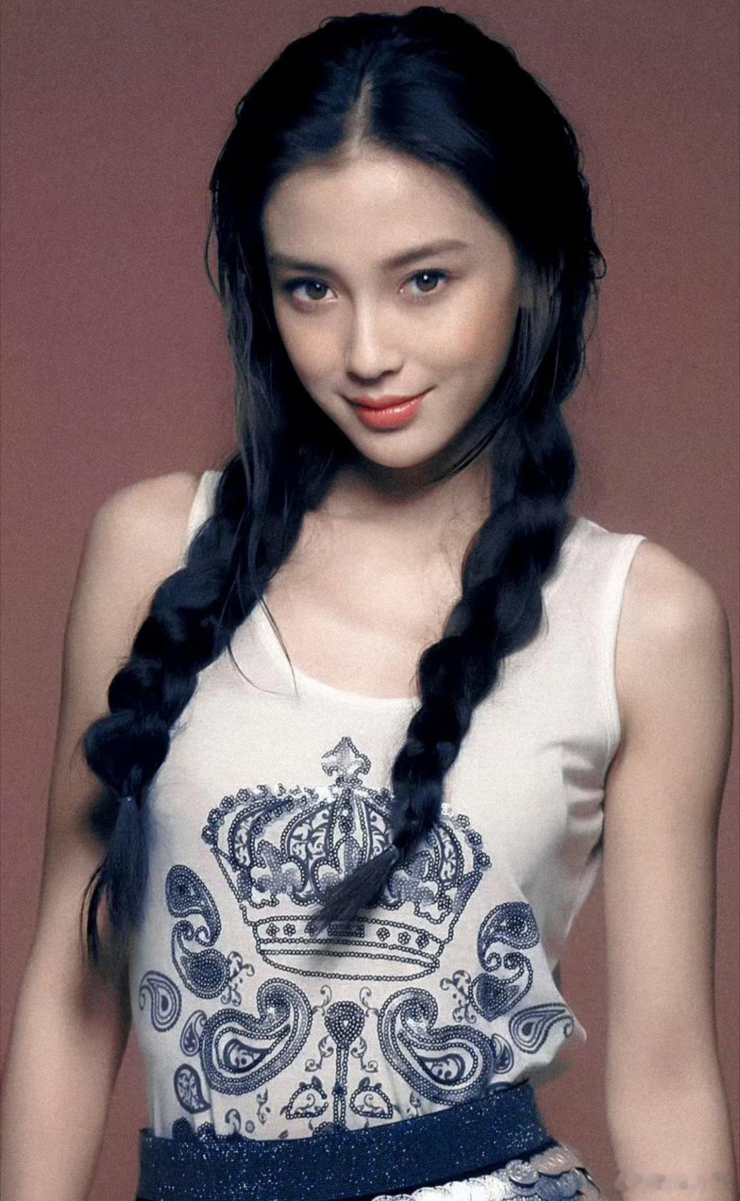 金晨最近撞脸angelababy，要不是特有的歪嘴，我还真不敢认这是金晨。