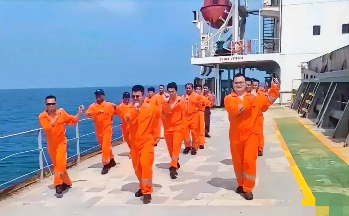 霍尔木兹海峡那边，画风彻底变了！因为航道被封，一群船员已经在海上漂了半个多月