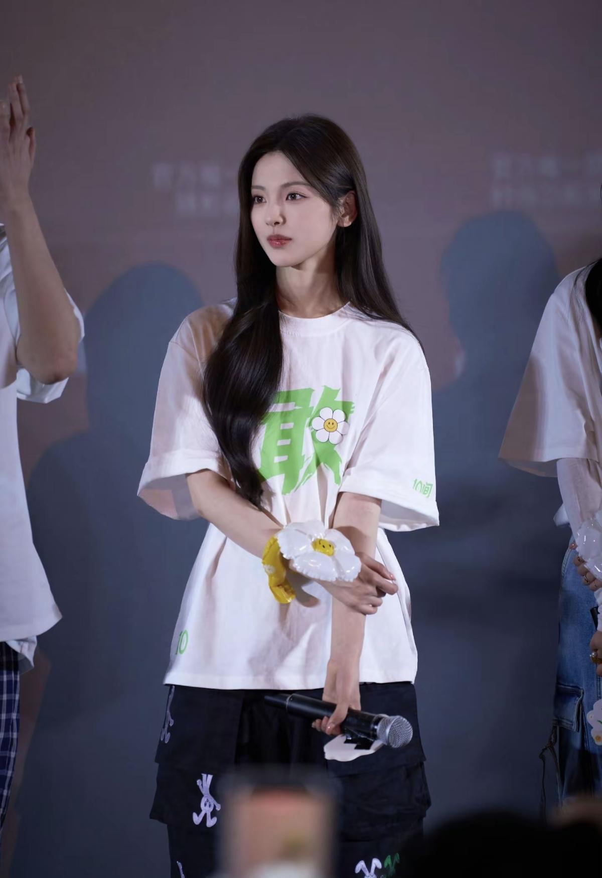 杨超越｜路演现场的她，真诚又松弛，既会接梗又会暖心送祝福，谁能不爱呀[赞]娱乐明