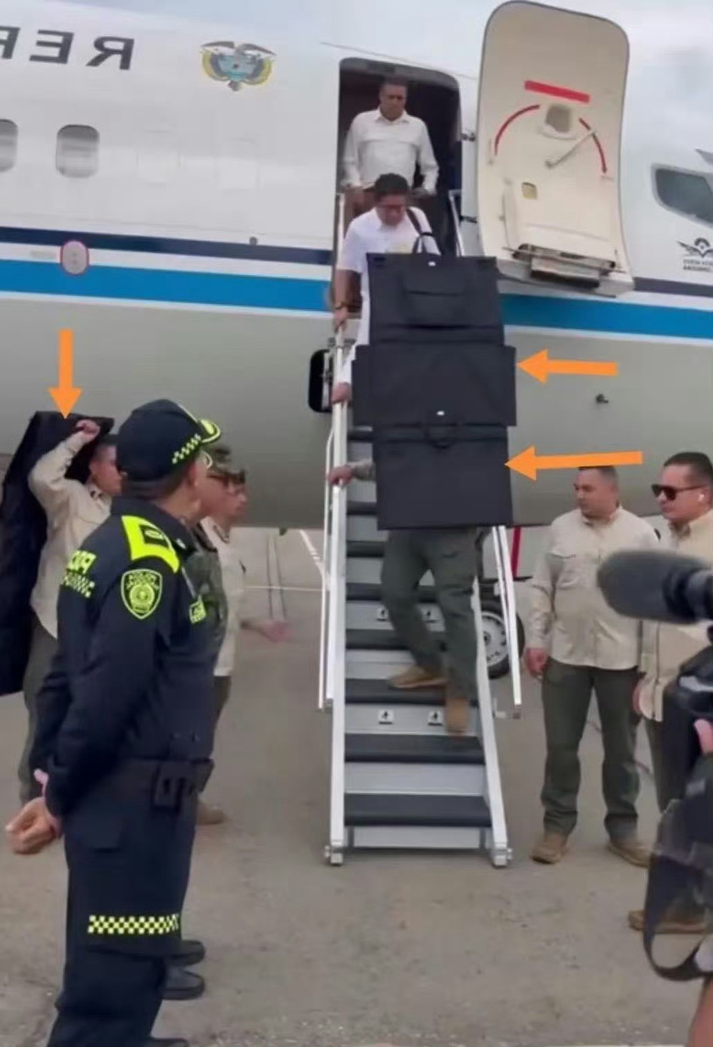 下飞机的一幕，不得不说，惊呆了啊。