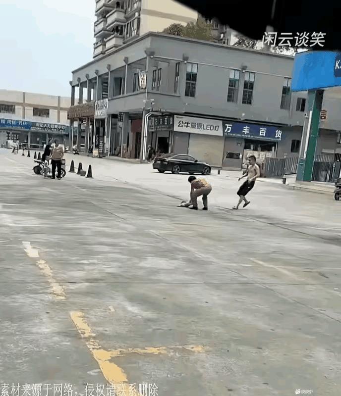 这老太太也太狠了吧，[抠鼻]不管什么原因吧，这么小的孩子，被甩来甩去的，孩子爸