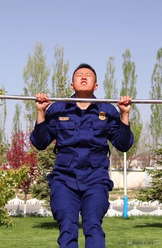 部队训练项目,普通人能及格吗?对于普通人部队的基础体能标准是极难及格的，甚至可