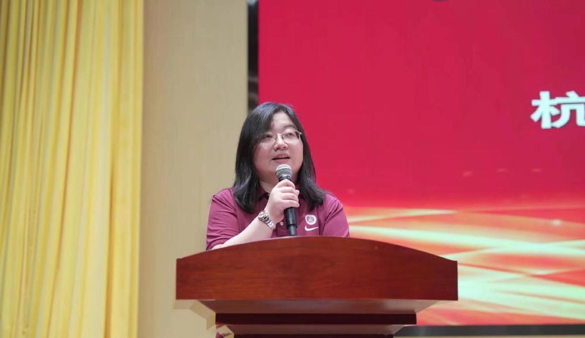 火箭班班主任的手往桌上猛地一拍，茶杯里的水都震了出来。他瞪着我说：“你家孩子初