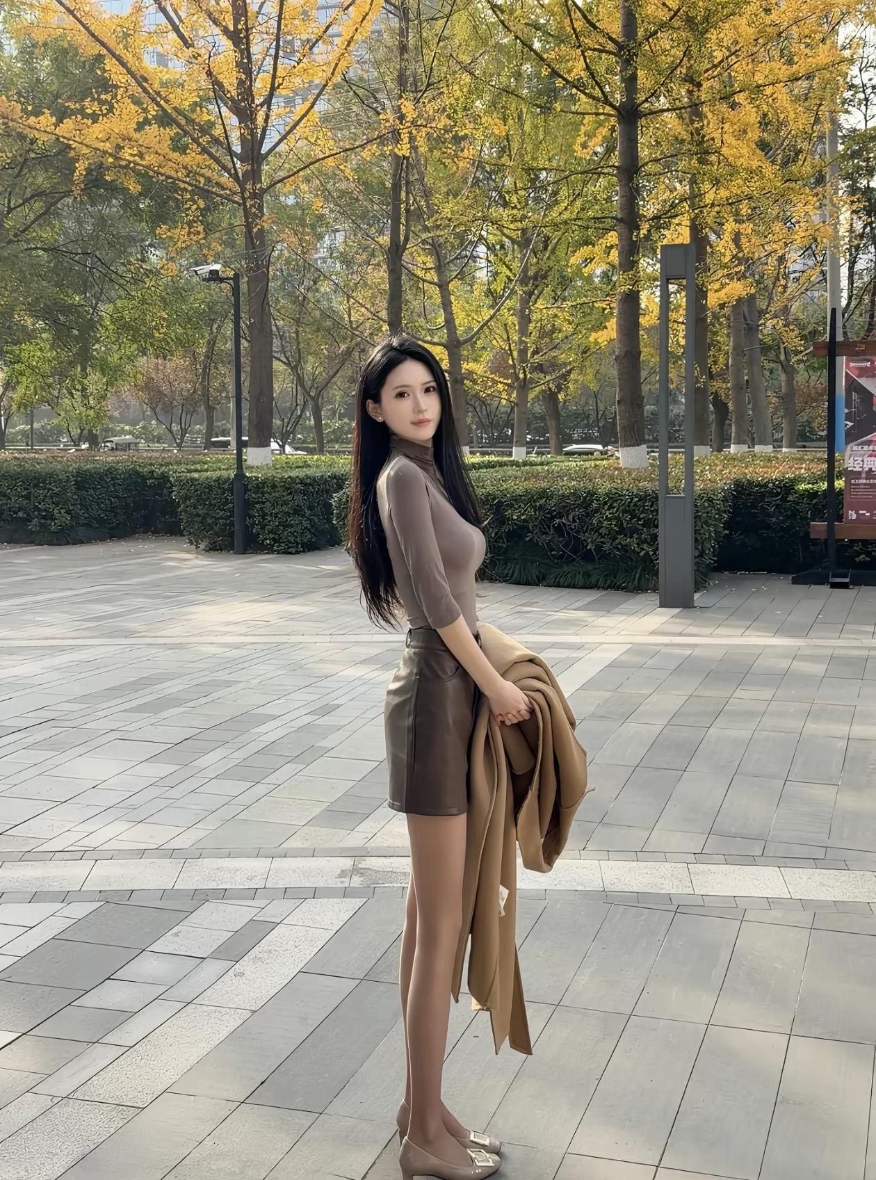 秋日暖阳下的时尚穿搭，尽显优雅与自信。