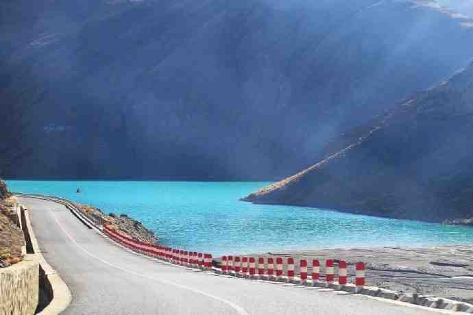 西藏·日喀则·满拉水库，都蓝的那么不真实，如梦一般的宝石蓝。