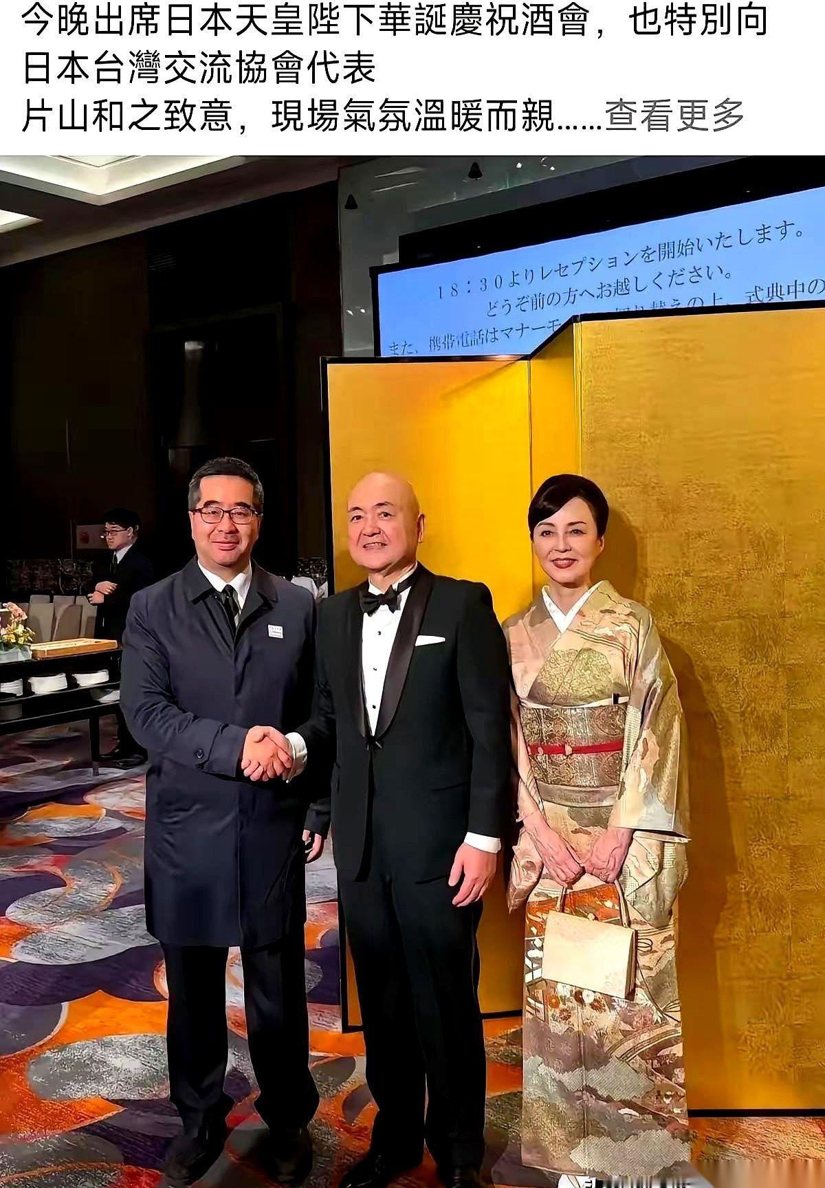 盯着这张合影看，中间坐着的是德仁，左边是雅子。原本只是一张普通的庆生照，可右边