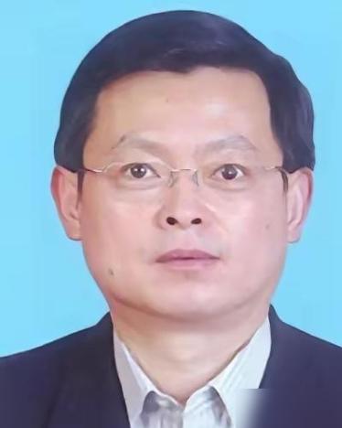 一份通报看下来，真正让人后背发凉的，不是金额有多大，而是时间有多长。从第一次伸