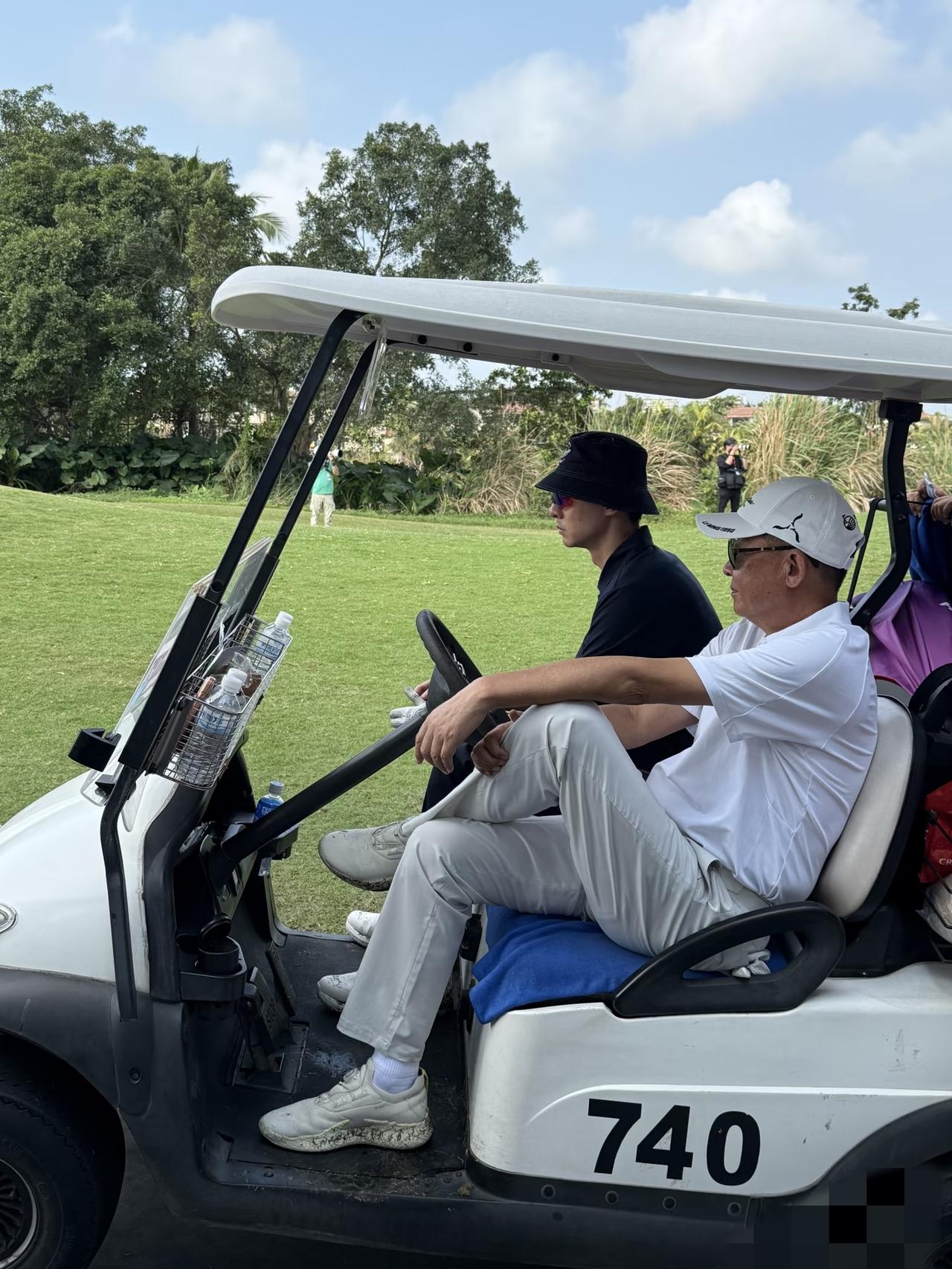 王志文海口打高尔夫，又黑又胖，差点没认出来！3月19日，老演员王志文罕见露面