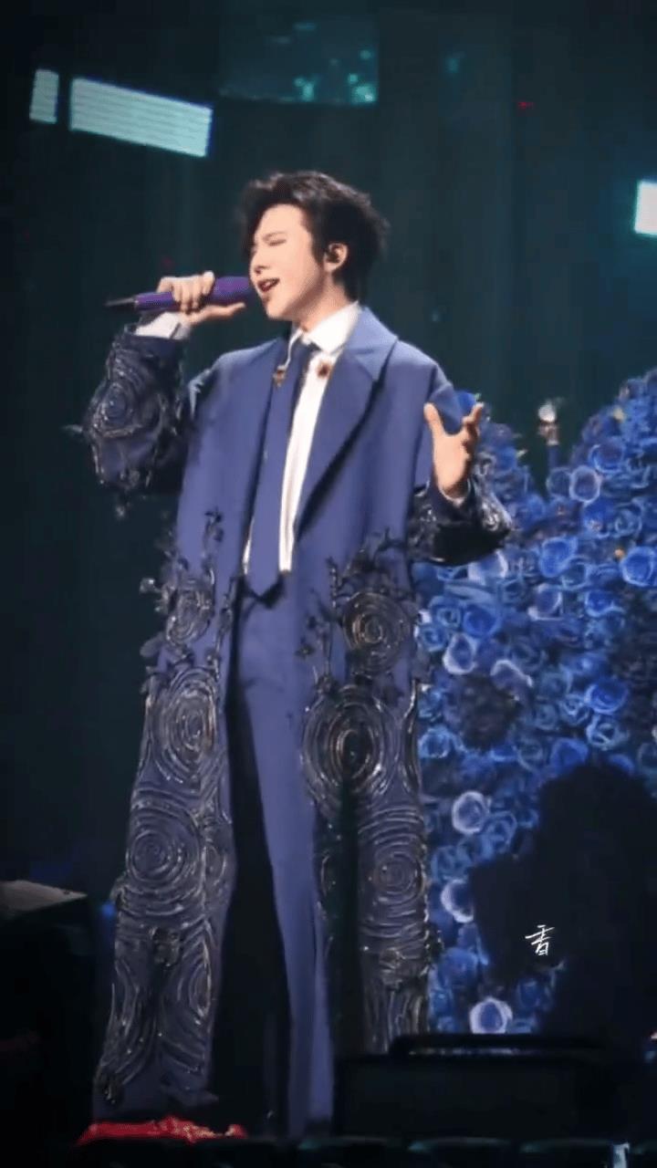刘宇宁一早上醒来天塌了：我已经穿的够厚了，还是被这群大黄丫头钻了空子[捂脸哭]还