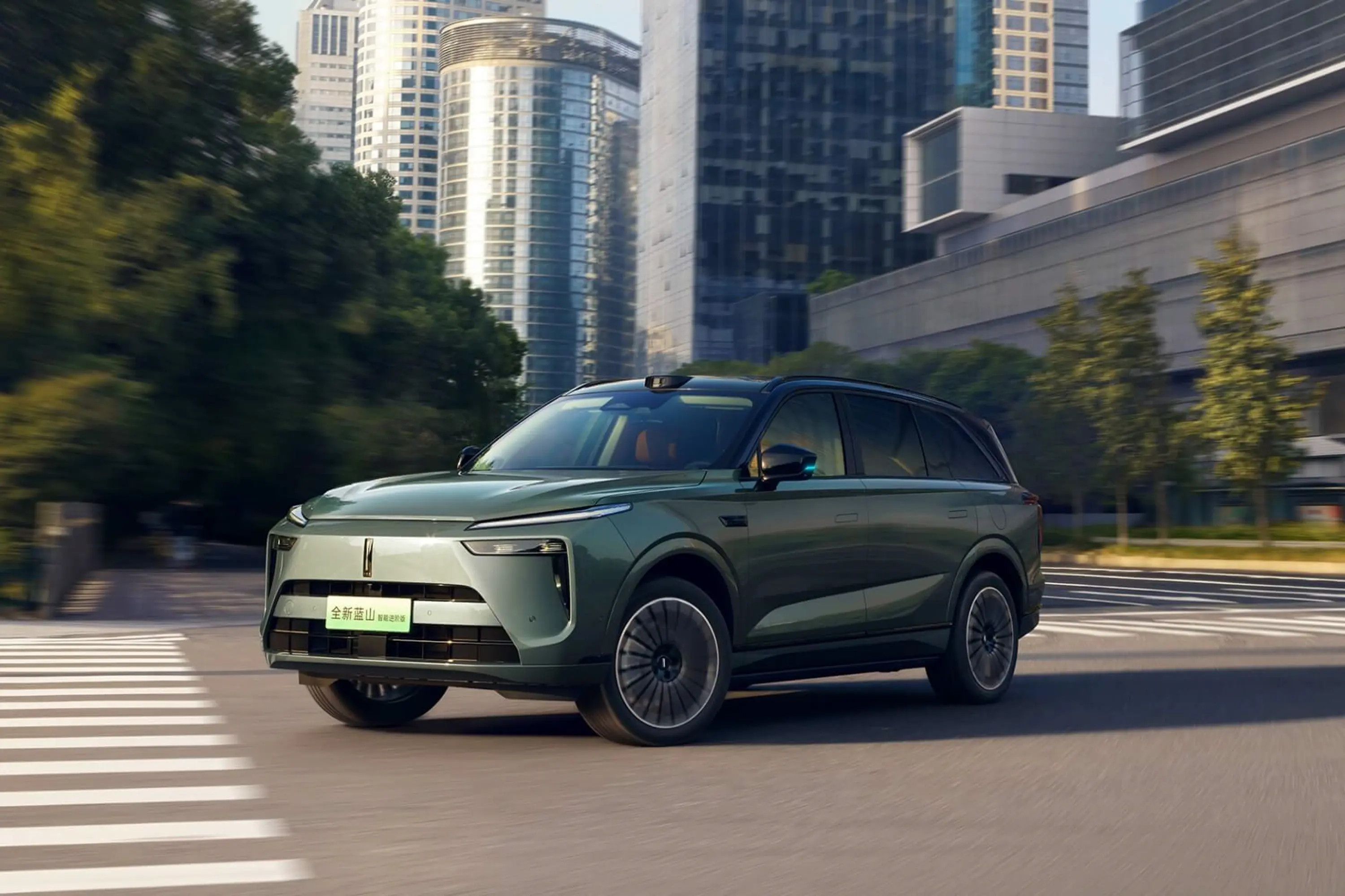 刚试驾完新款蓝山🤔智驾系统是真的好用，喊一句远离大车就能自动调整，中控还能看