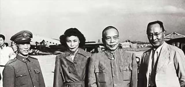 南天王陈济棠逃港时偶遇一产妇，众人怕惹事反对收留，陈念其可怜让其同行。不料日军盘