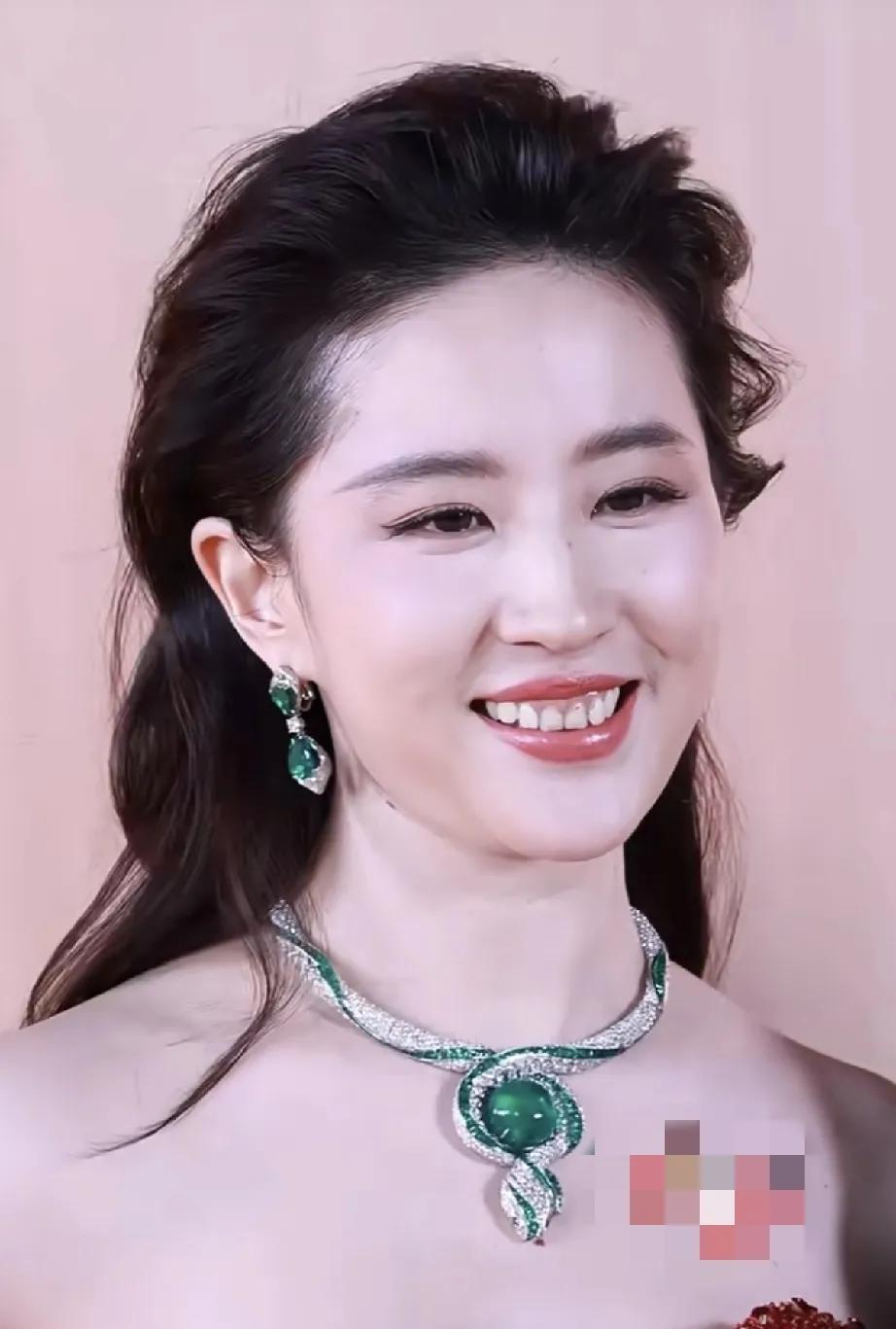 刘亦菲的颜值，露牙不露牙相差好大，这牙齿看着脏兮兮的。#刘亦菲#