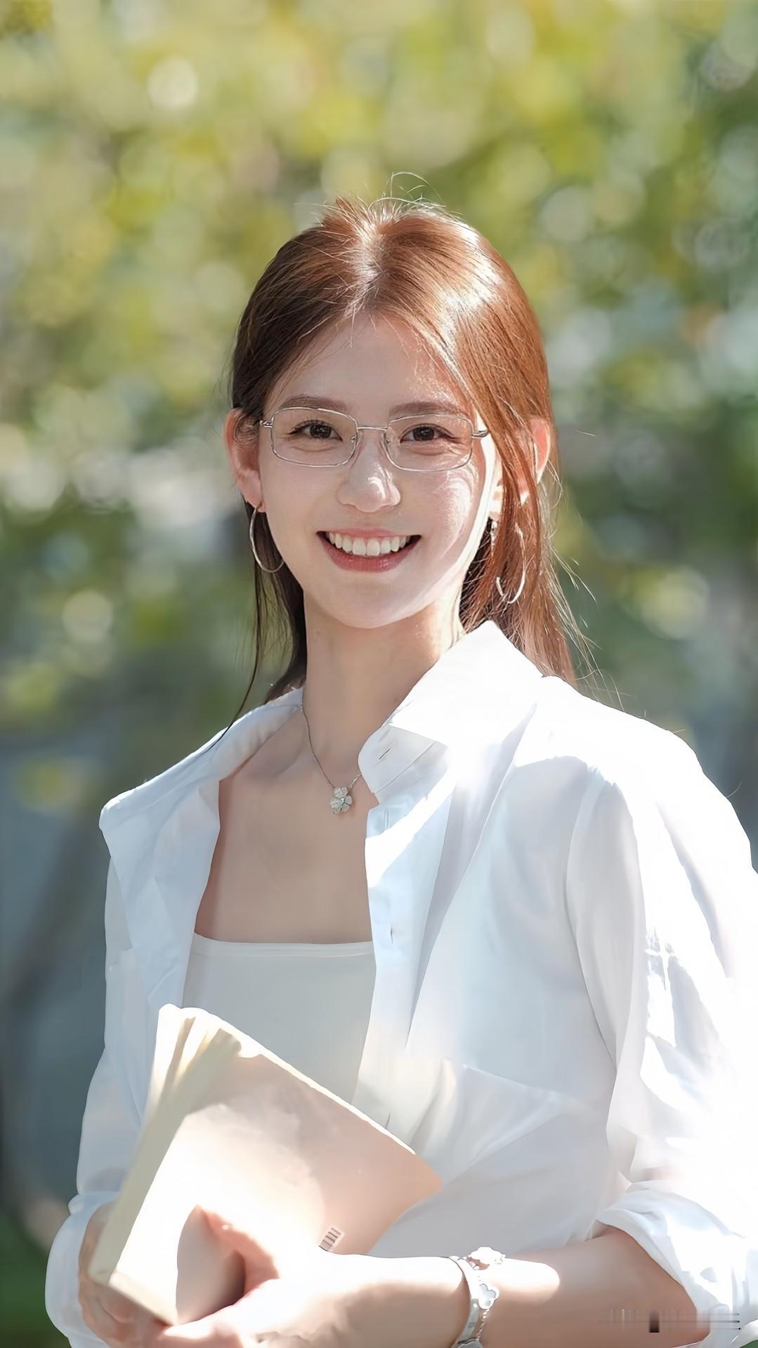 阳光吻面，甜笑带电，小姐姐自带一眼即醉的迷人气质。晒图笔记大赛分享你的随手拍今