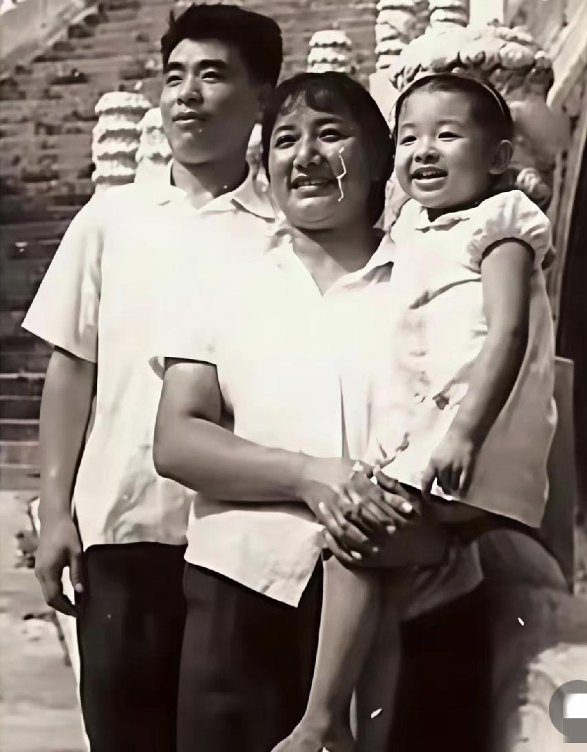 四岁的韩红和父母的合影。被妈妈抱在怀里的韩红，脸上挂着纯真的笑容，一家三口好幸