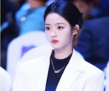 女演员疑戴230万耳环后续其父杨某立案调查杨某在雅工作期间主要问题：1、涉